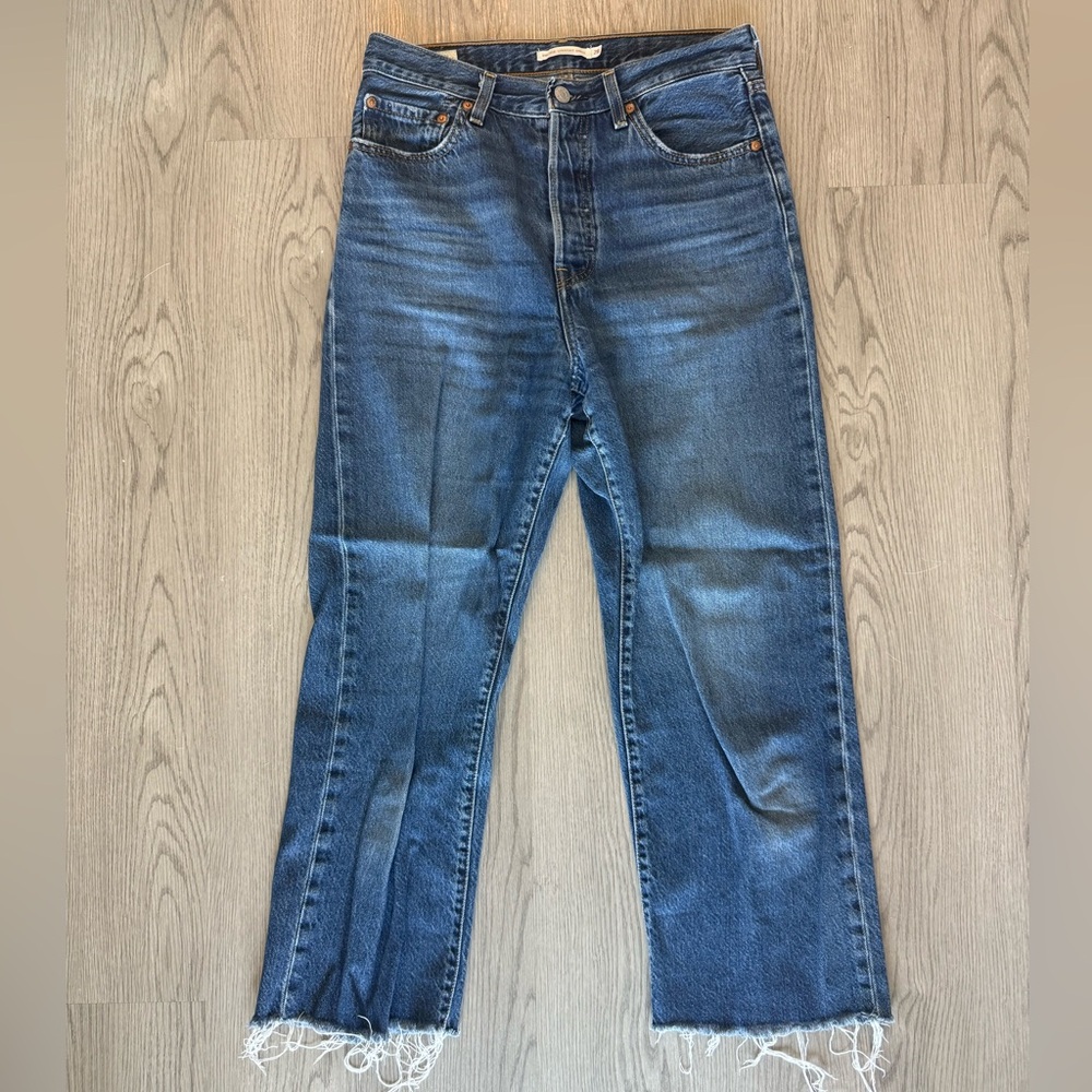 Levi’s Ribcage Straight Raw Ankle Sz 28 💙